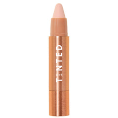 Live Tinted Huestick Aura s'applique facilement sur le visage pour un teint uniforme.
