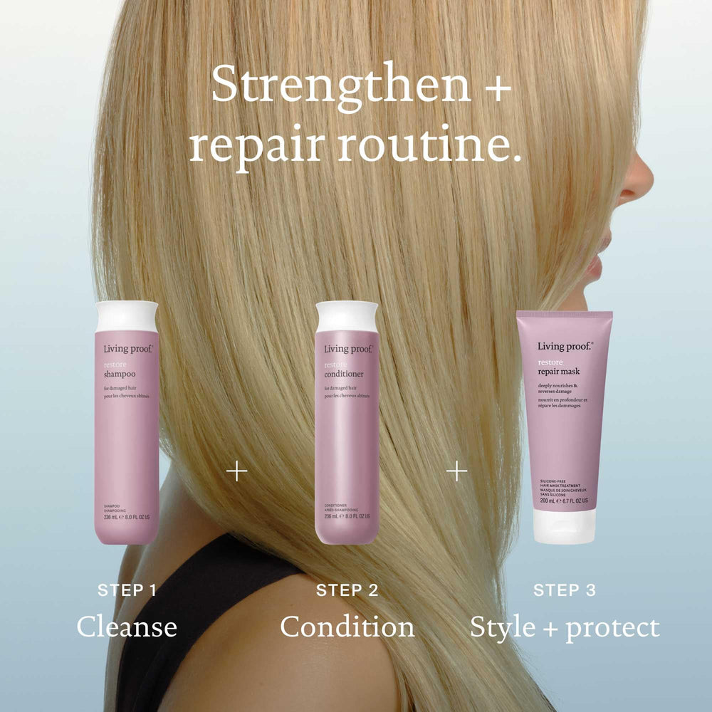 Living Proof Restore Conditioner dégage un parfum raffiné lors de l’application.