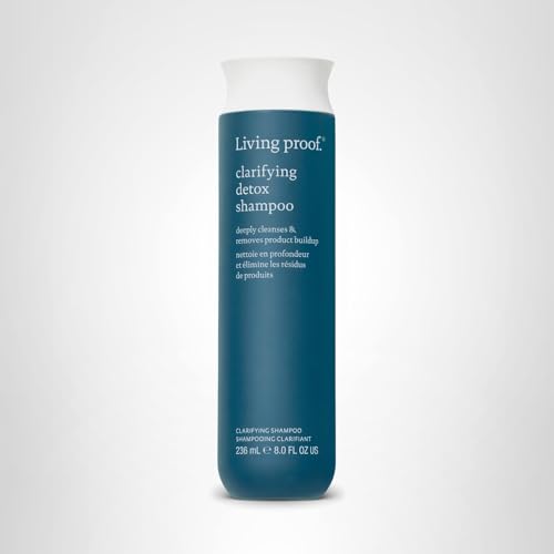 Living Proof Clarifying Detox Shampoo, flacon prêt à être utilisé dans la douche.