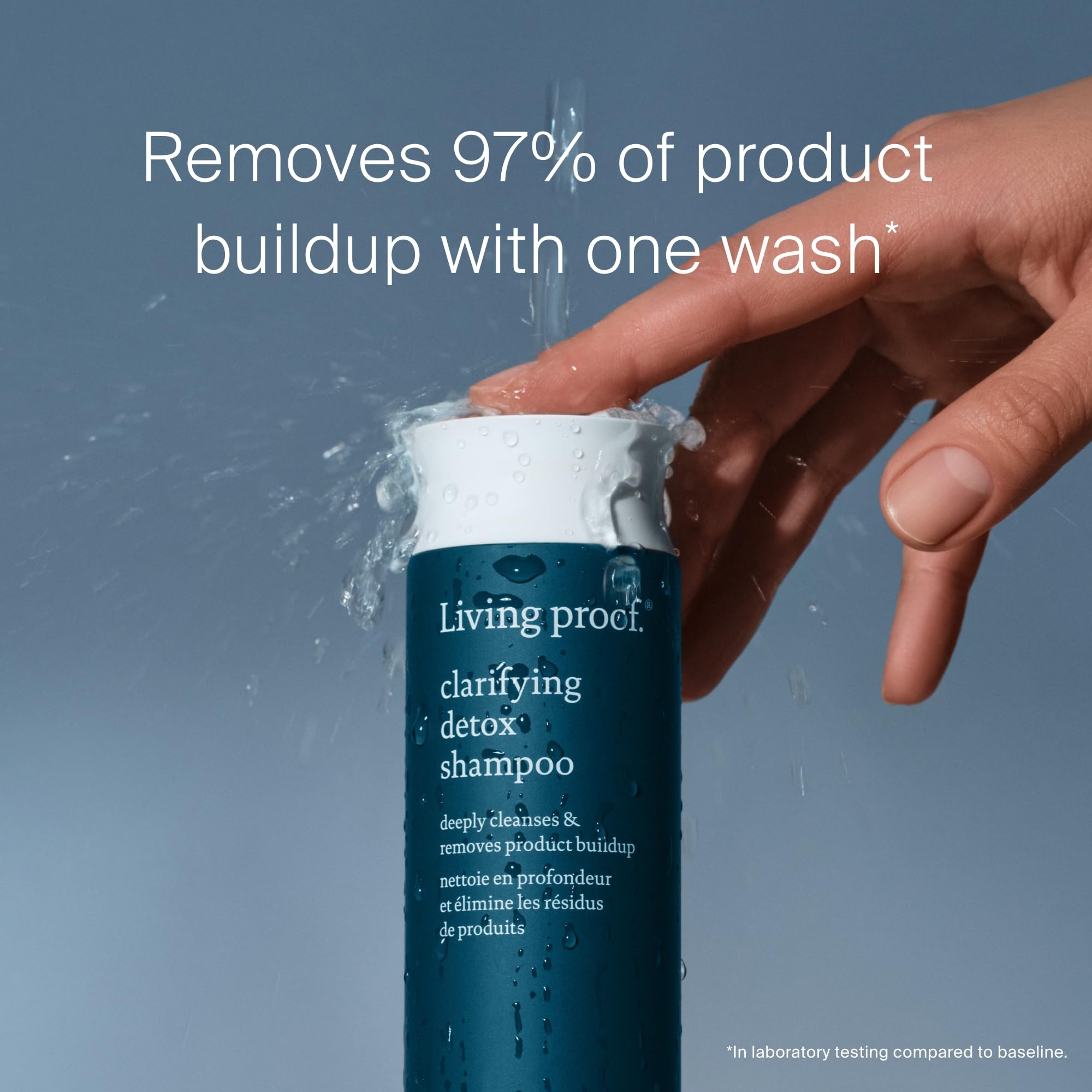 Living Proof Clarifying Detox Shampoo, gros plan sur la bouteille et sa texture distinctive.