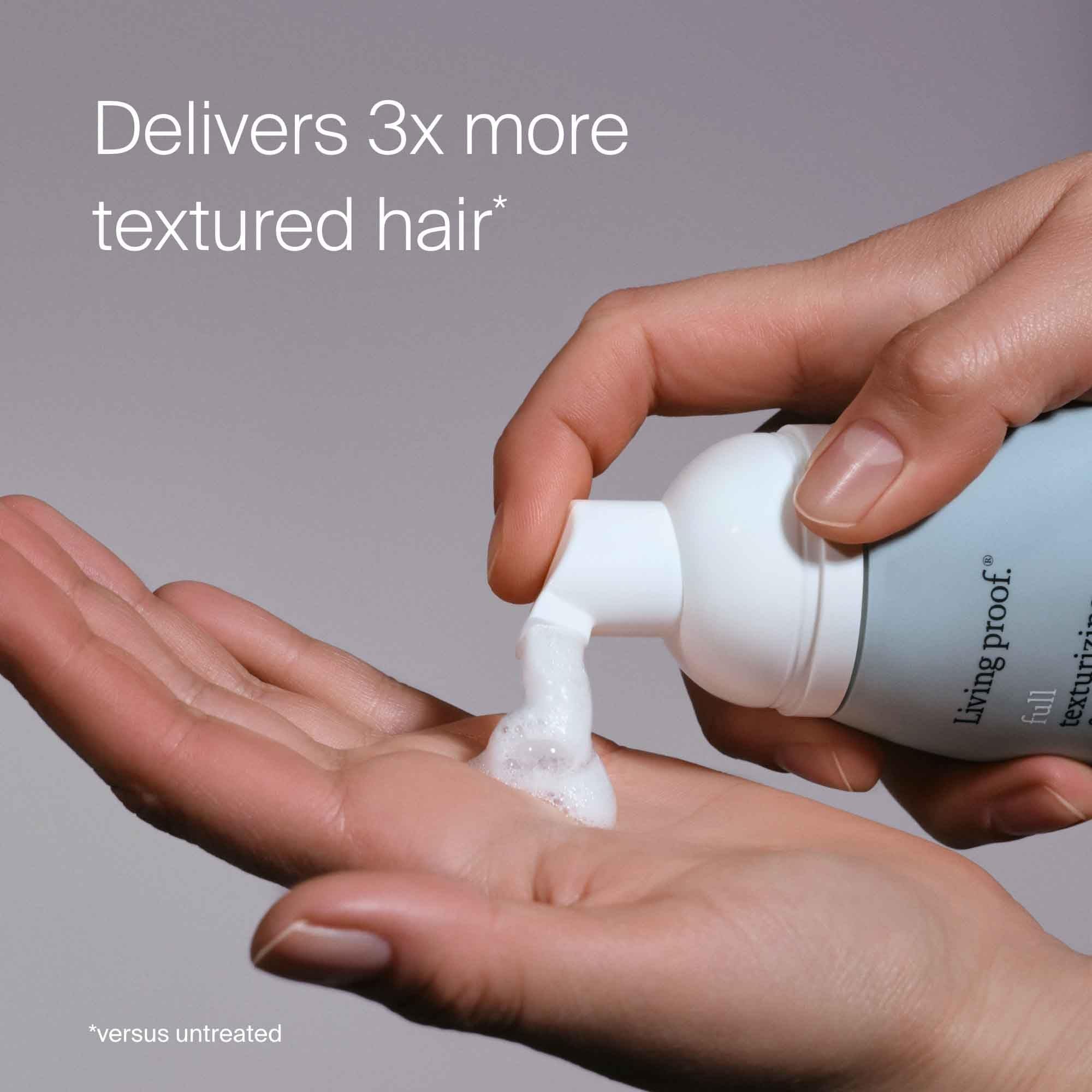 Living Proof Mousse Texturante Complète—application sur cheveux secs.
