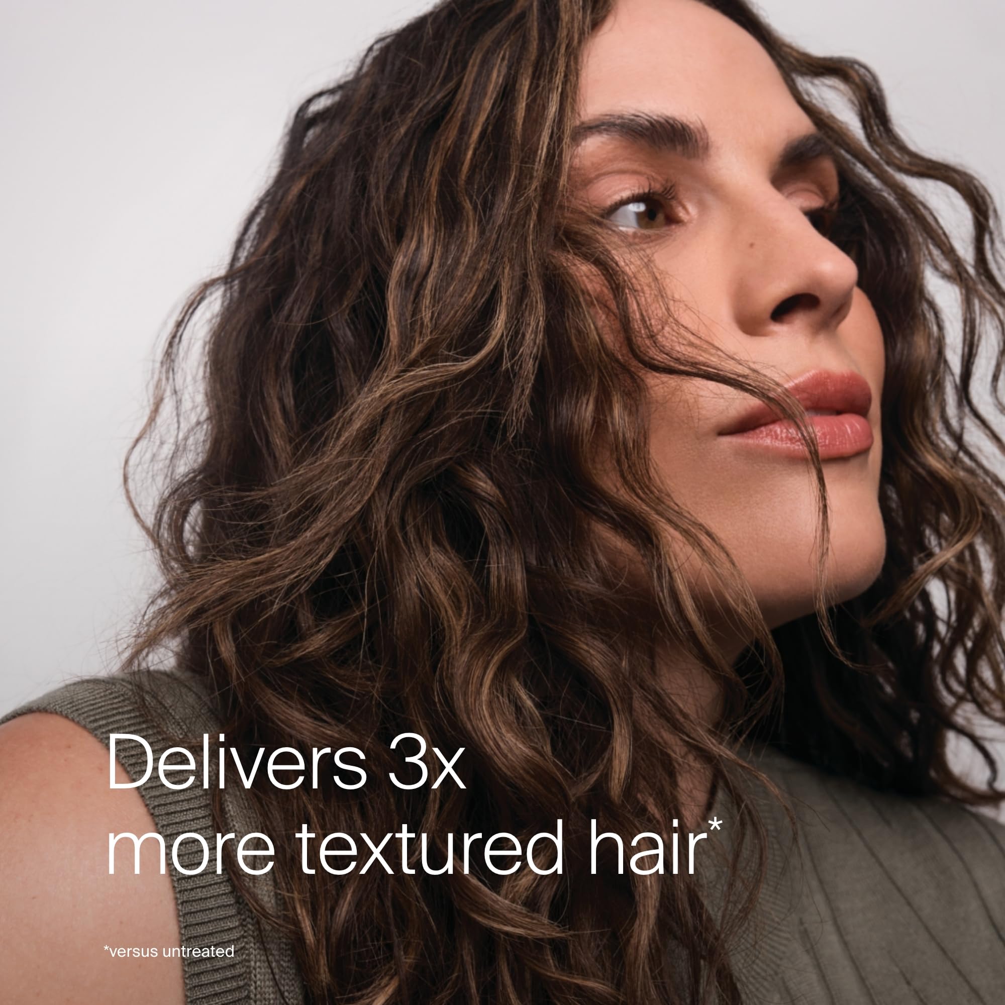 Living Proof Mousse Texturante Complète—volume durable visible au brushing.