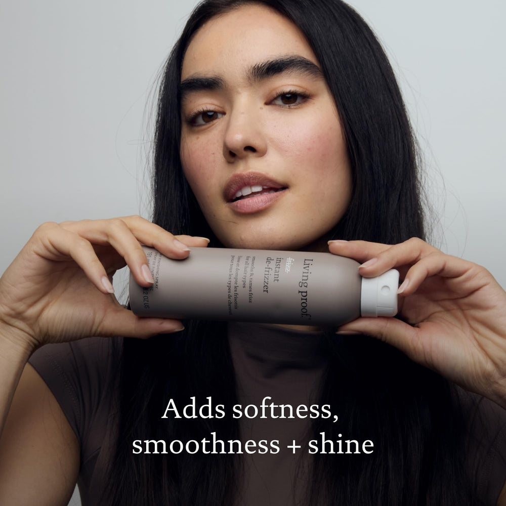 Living Proof No Frizz Instant De-Frizzer – emballage pratique pour retouches en voyage.