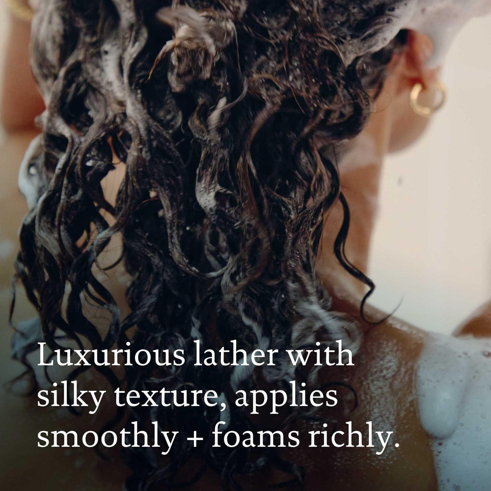 Shampooing Living Proof anti-frisottis, texture veloutée et douceur au lavage