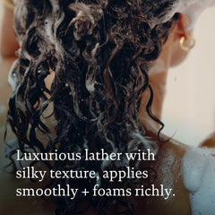 Shampooing Living Proof anti-frisottis, texture veloutée et douceur au lavage