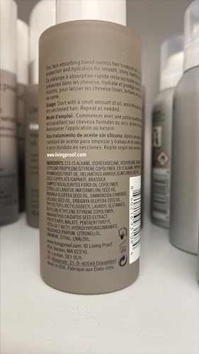 Goutte d'huile appliquée sur cheveux humides, hydratation légère et douceur.