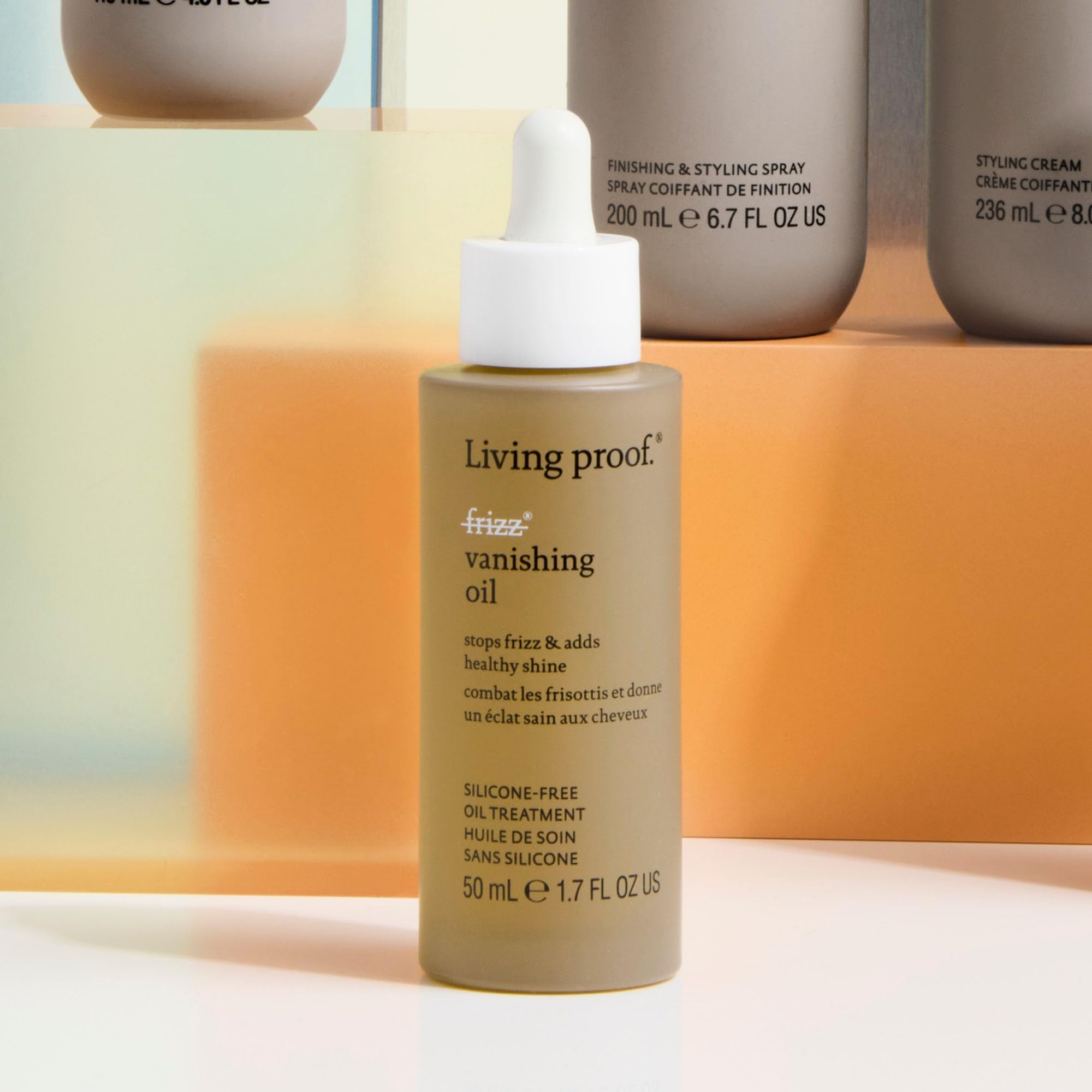 Barrière anti-humidité sur cheveux avec No Frizz Vanishing Oil et effet protecteur.