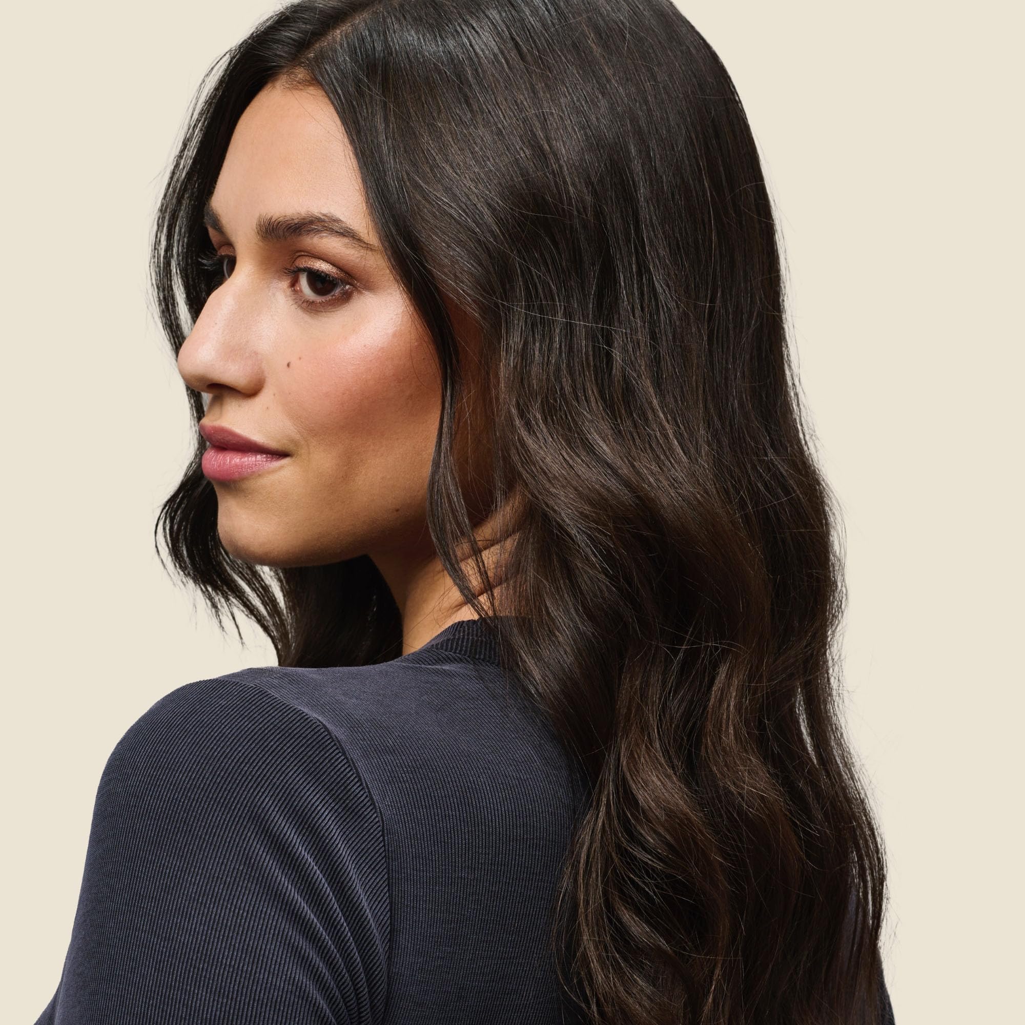 Cheveux brillants et soyeux grâce à l'huile légère Living Proof No Frizz Vanishing Oil.