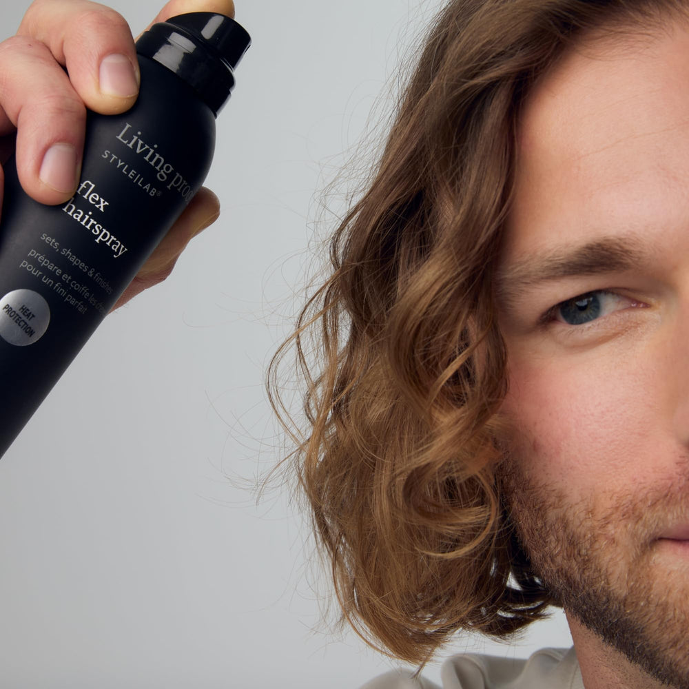 Living Proof Style Lab Flex: application sur cheveux humides favorisant la structure.