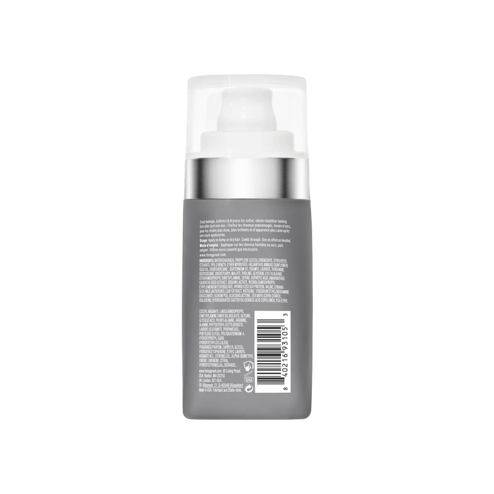 Application du soin Living Proof Perfect Hair Day sur cheveux propres.