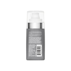Application du soin Living Proof Perfect Hair Day sur cheveux propres.