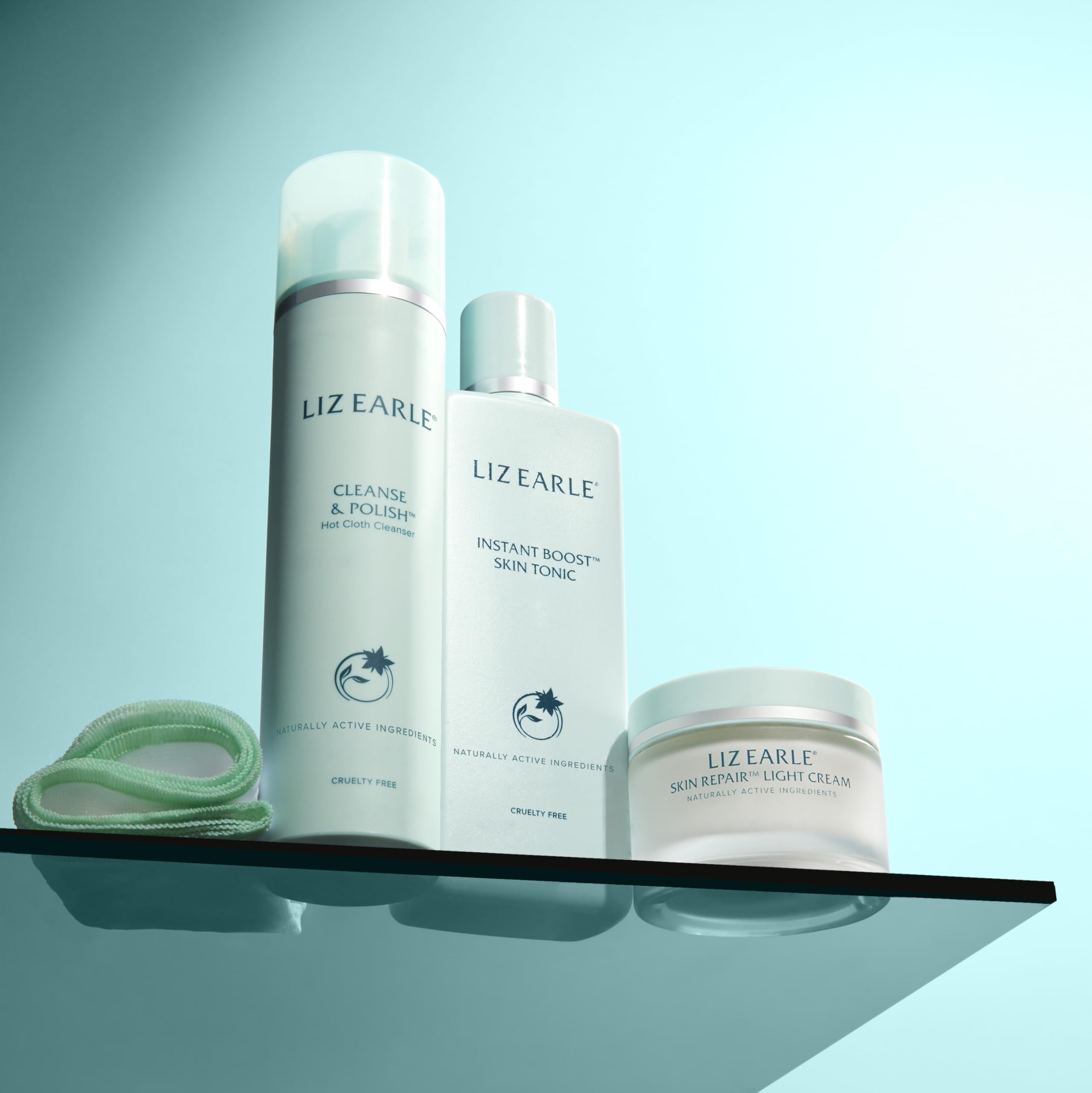 Format compact Liz Earle 100 ml, pratique en voyage.