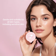 Démaquillage doux sur le visage, usage quotidien.