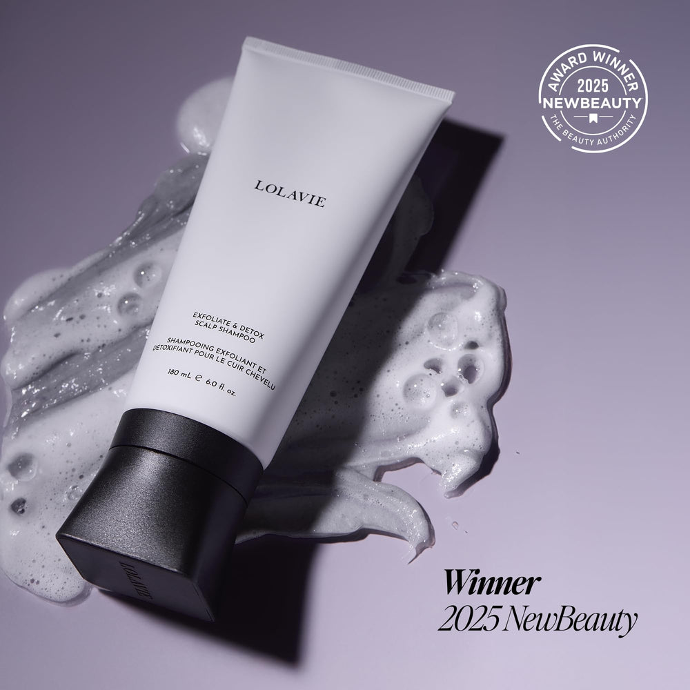Cheveux avec volume après LolaVie Exfoliant Détox, effet visuel renforcé.