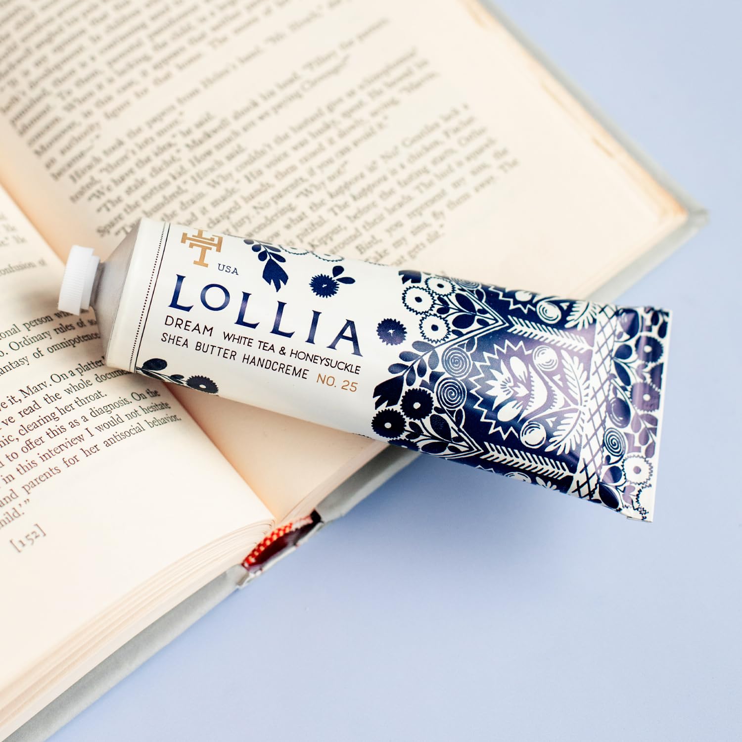 LOLLIA Dream Handcreme – décor floral sur l'emballage pour une ambiance raffinée.
