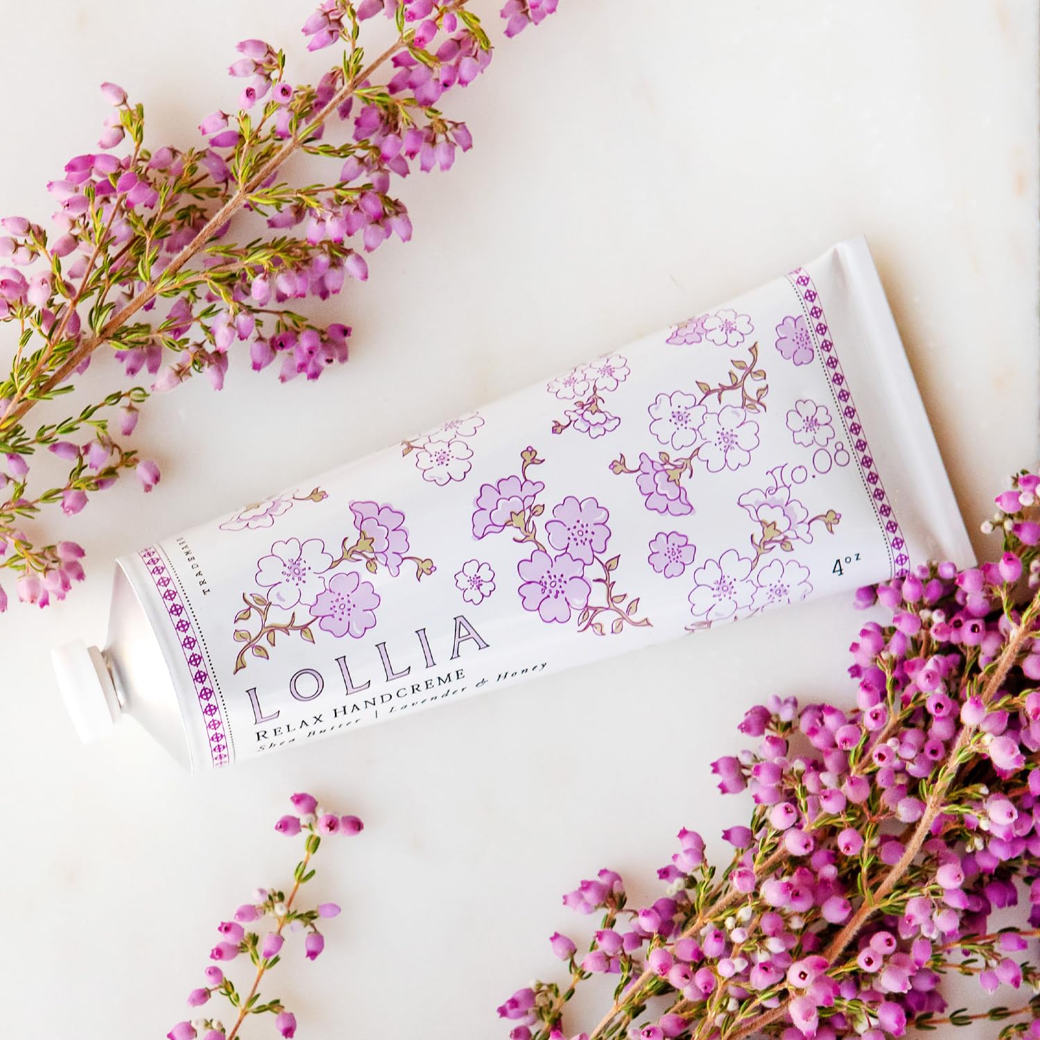 LOLLIA Relax Crème Mains – Boîte cadeau raffinée prête à offrir.