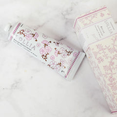 LOLLIA Relax Crème Mains – Etiquette canne-a-sucre, parfum délicat et sucré.