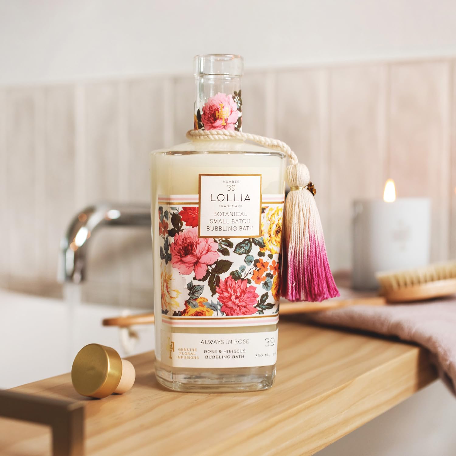 Lollia Toujours en Rose, bouchon signature apportant une touche élégante au rituel.