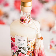 Lollia Toujours en Rose, emballage luxueux et doré pour une salle de bains chic.