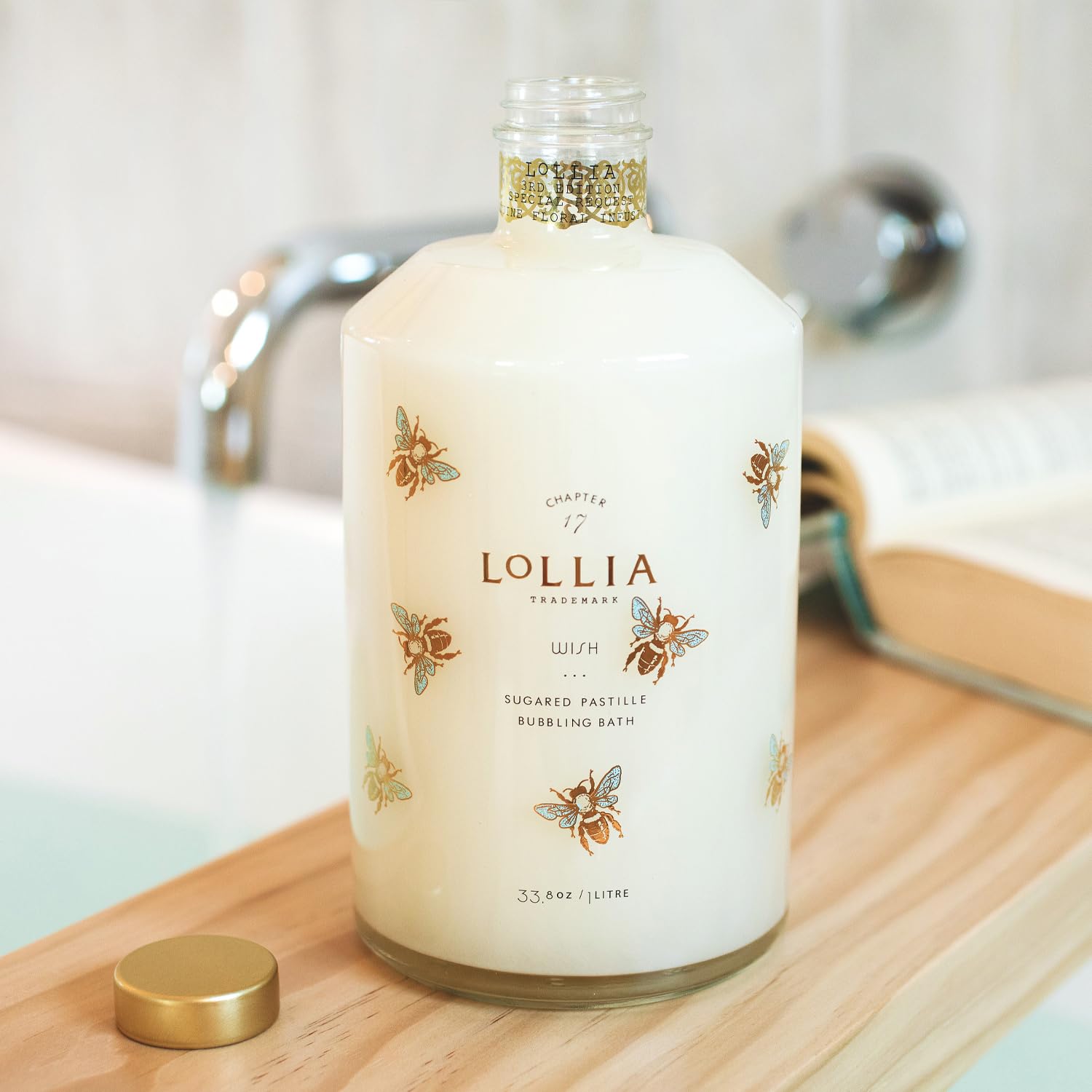 Lollia Wish Bubble Bath en action, versé dans l’eau chaude pour des bulles riches.