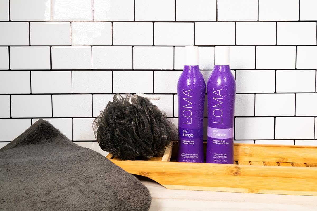 Texture crémeuse du shampoing violet de Loma pour une application agréable