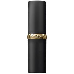 Color Riche Matte Rose Nude sur les lèvres, couleur subtile et confort quotidien.