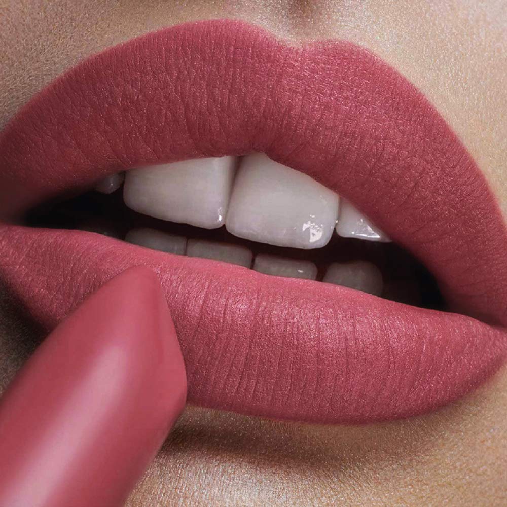 Teinte nude polyvalente pour un maquillage de jour discret.