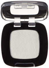 L’Oréal Paris Colour Riche Monos Petite Perle – échantillon couleur sur peau, texture veloutée.