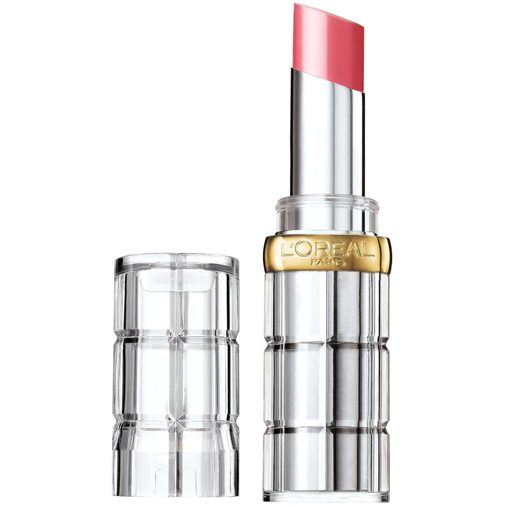 L’Oréal Paris Colour Riche Shine, rouge brillant affiché sur les lèvres.