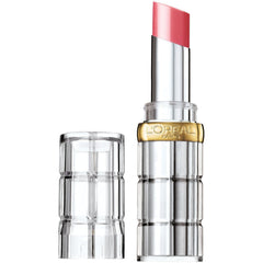 L’Oréal Paris Colour Riche Shine, rouge brillant affiché sur les lèvres.