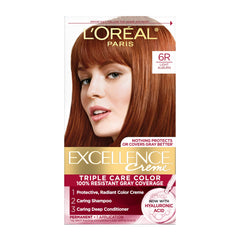 L’Oréal Paris Excellence Crème — application 6R auburn clair pour une couverture homogène.