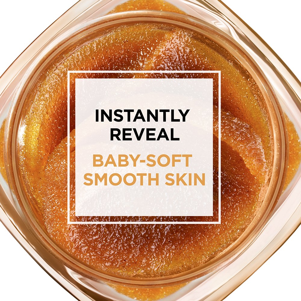 Exfoliation douce du visage avec ce gommage, révélant une peau plus fraîche