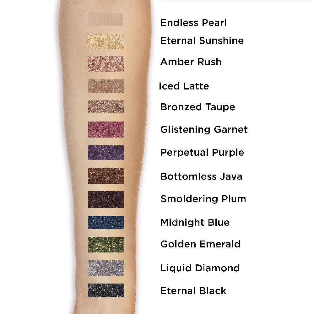 L’Oréal Paris Infallible 24H Shadow application sur paupière avec pinceau; précision assurée.