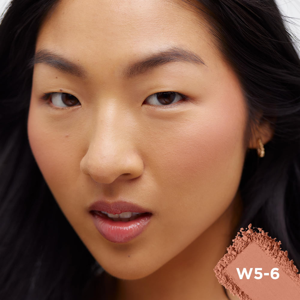 Application sur les joues avec Subtil Sable pour un flush naturel.