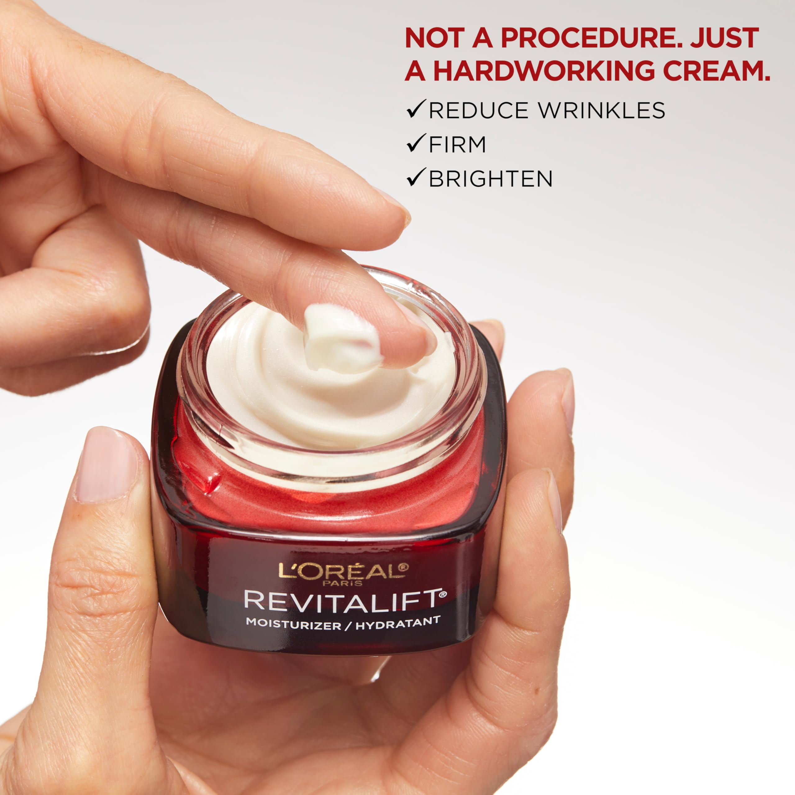 L’Oréal Paris Revitalift Triple Power application quotidienne — pénètre rapidement et ne colle pas.