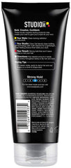 L’Oréal Paris Studio Line Gel clair appliqué sur la main pour une application précise et fluide.