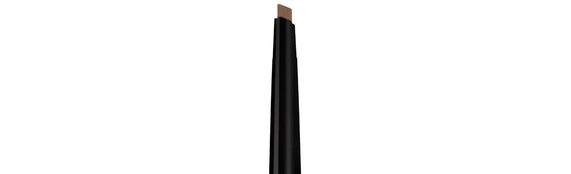 Remplissage uniforme qui réhausse la forme des sourcils.