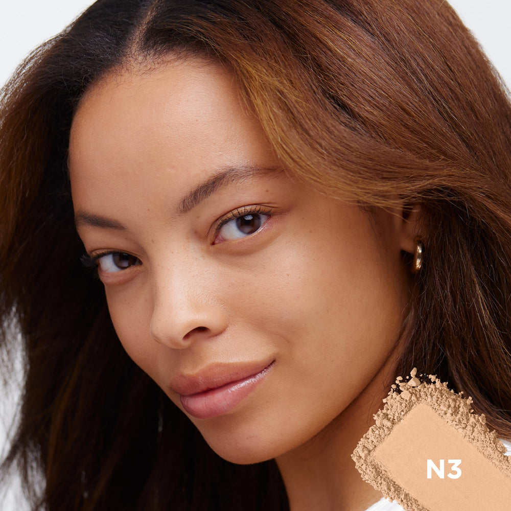 Texture microfine de True Match sur peau, rendu lisse et uniforme.