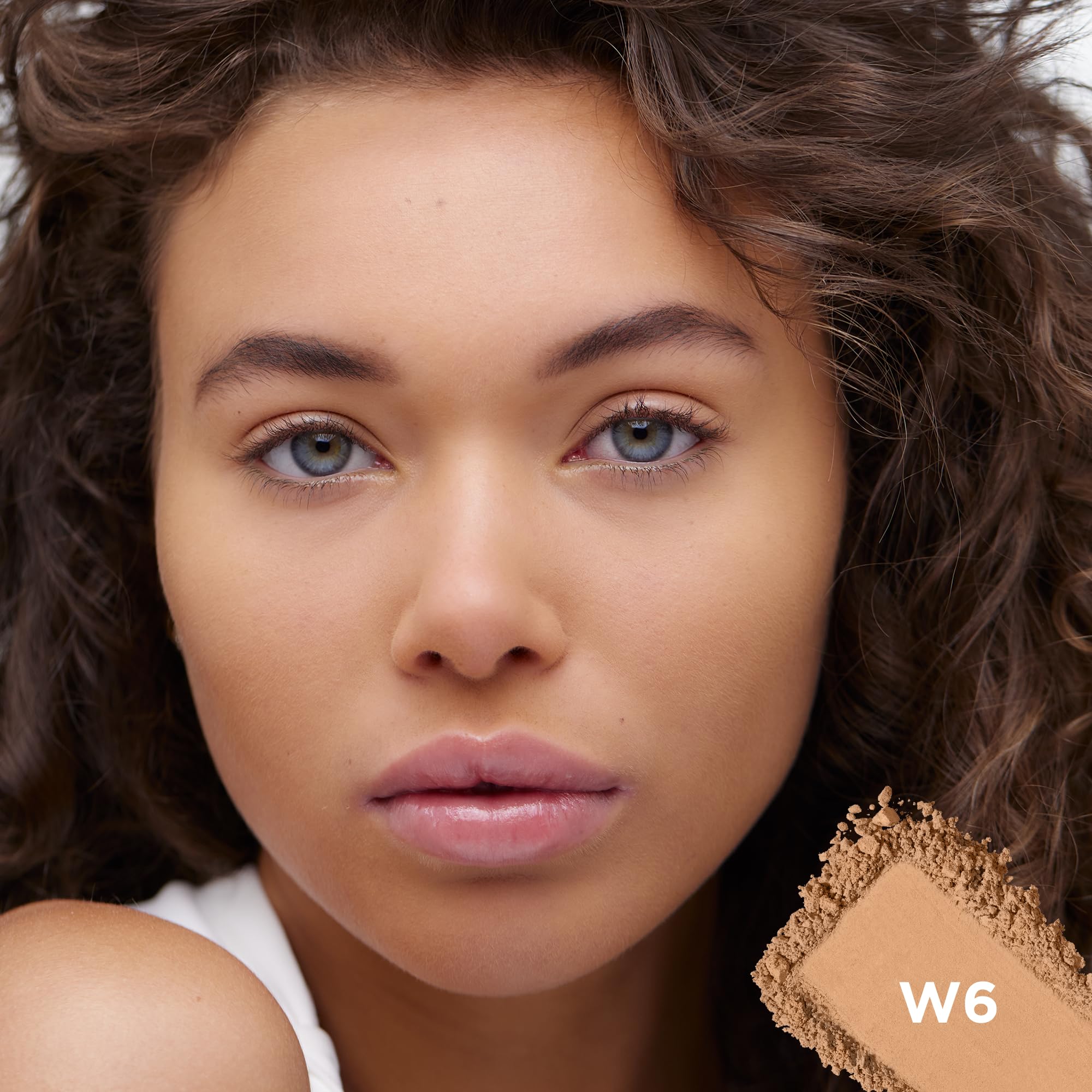 L’Oréal Paris True Match poudre en application facile pour un fini naturel.