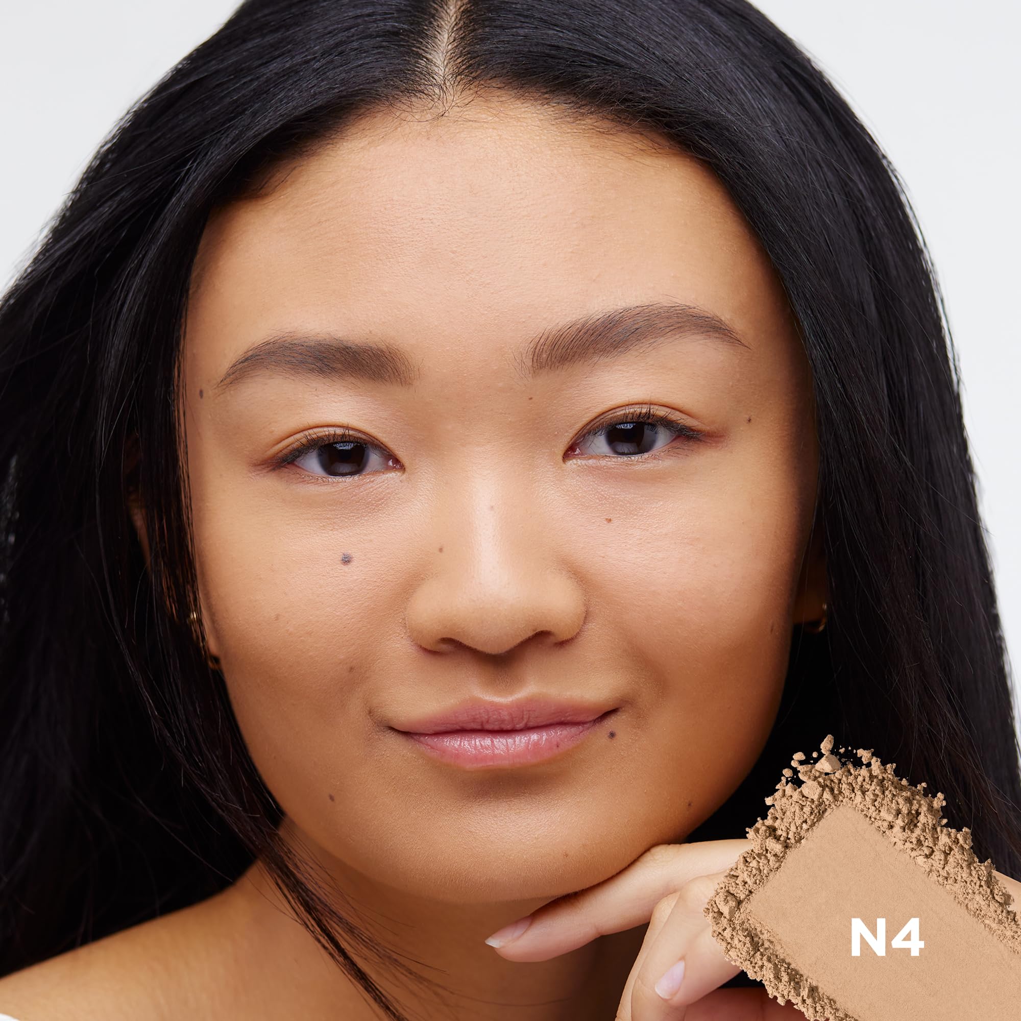 True Match N4 : texture microfin qui floute les pores.