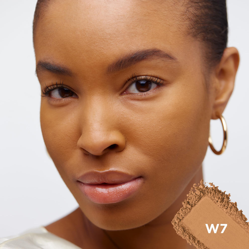 Poudre True Match teinte W7, rendu adapté peau moyenne‑profonde.