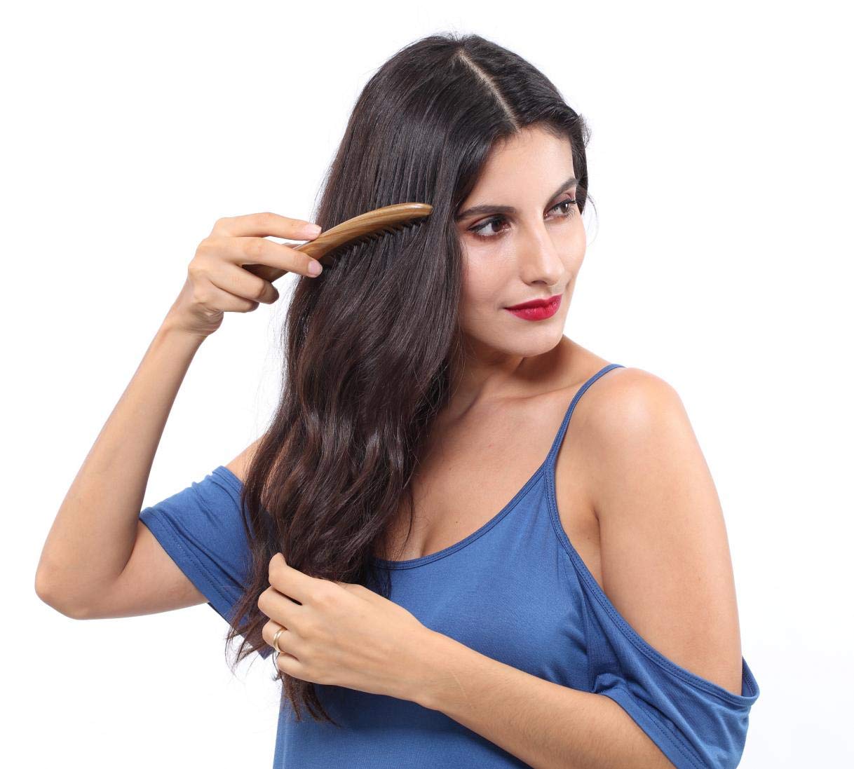 Le peigne Louise Maelys bois santal glisse sans accrocs anti-statique pour les jours venteux.