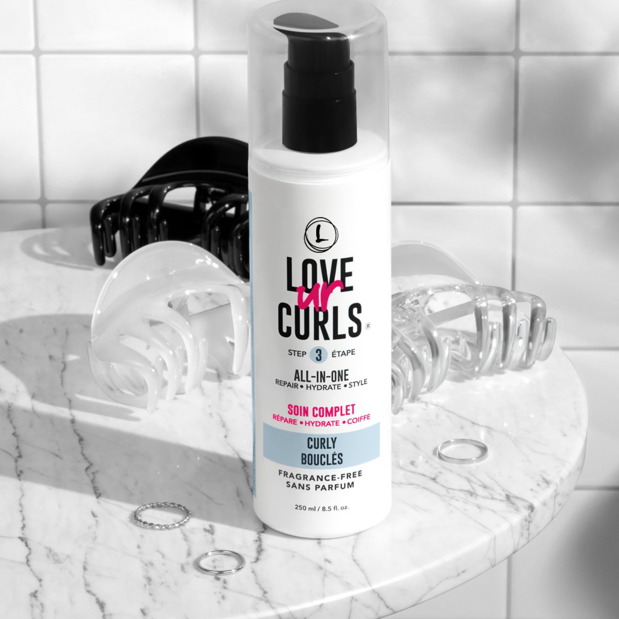 Love Ur Curls Crème application quotidienne pour cheveux texturés.