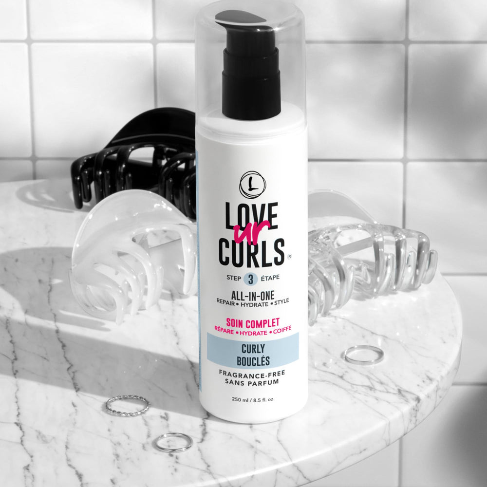 Love Ur Curls Crème application quotidienne pour cheveux texturés.