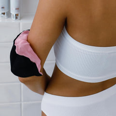 Gant Loving Tan avec exfoliation légère pour préparer la prochaine application.