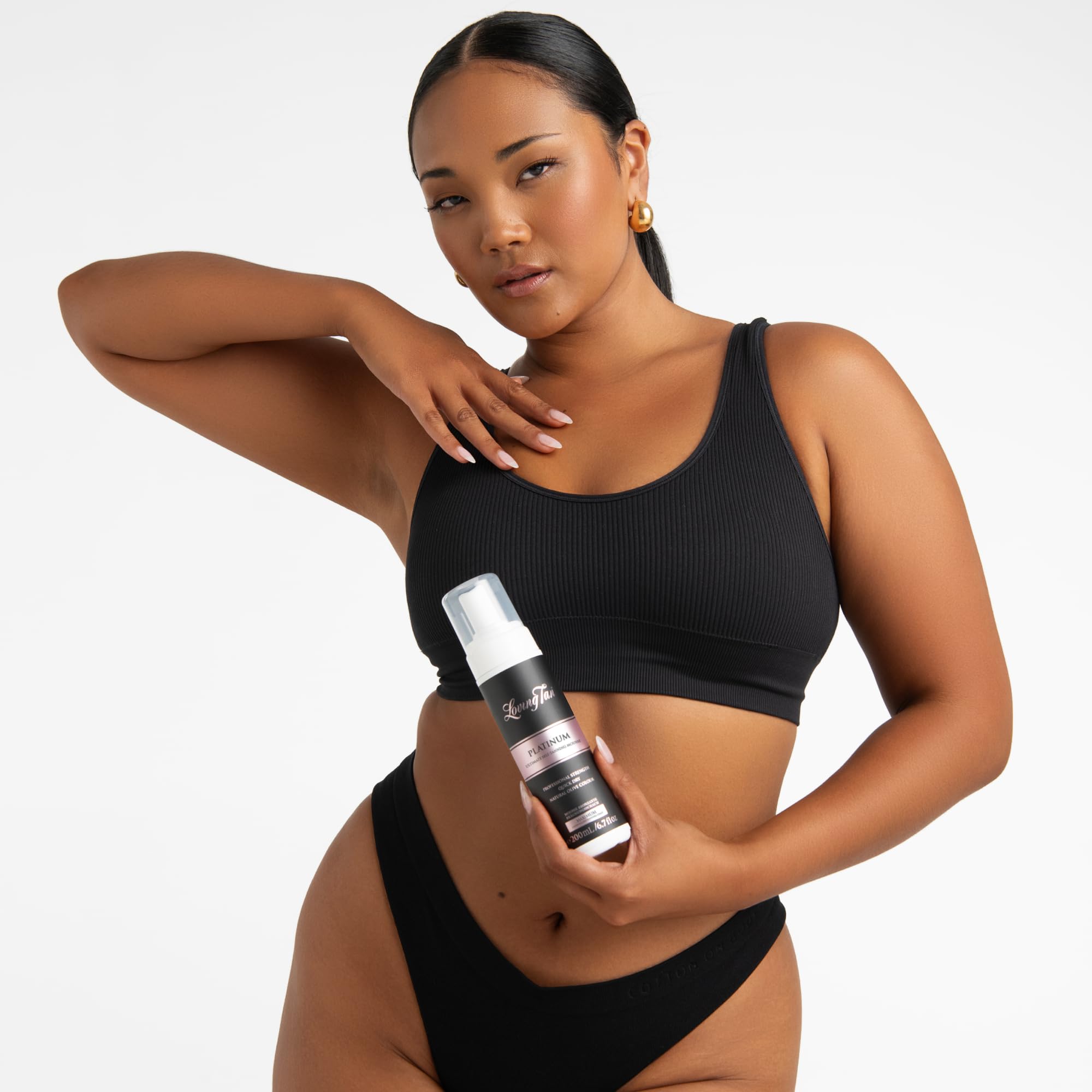 Loving Tan Platinum: texture mousse et gant-applicateur visibles, facilité d'étalement.