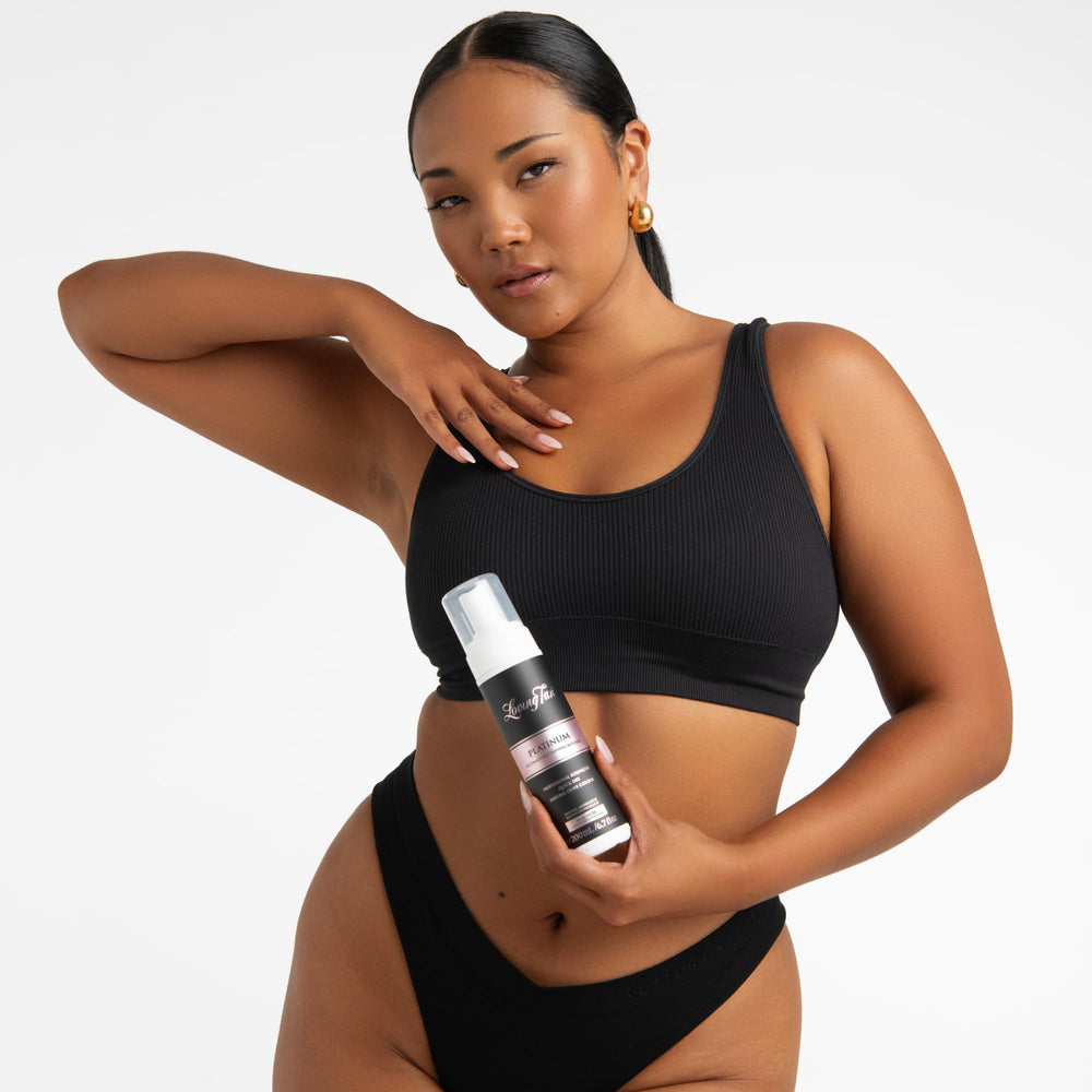 Loving Tan Platinum: texture mousse et gant-applicateur visibles, facilité d'étalement.