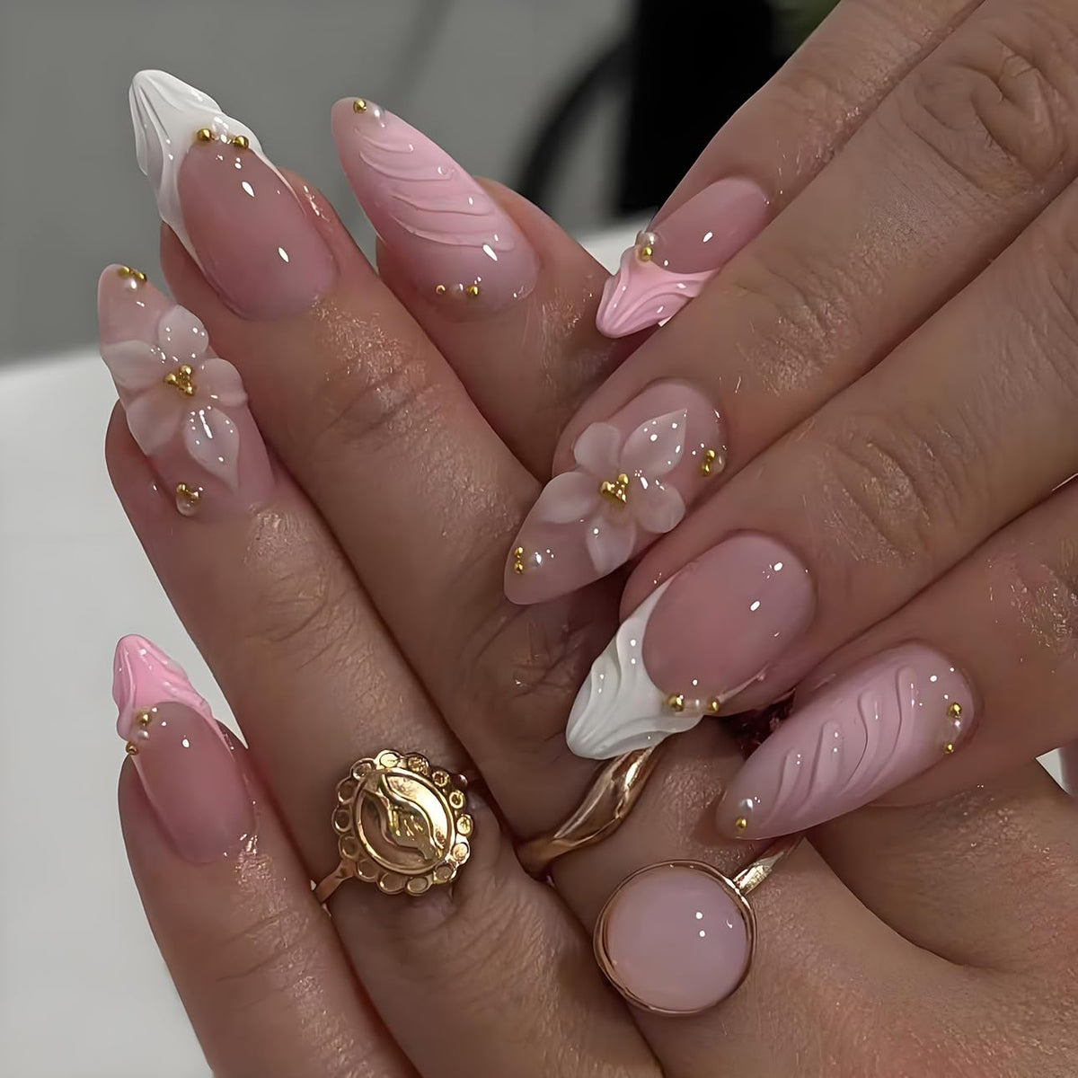 LPOODDNU ongles rose amande embossés fleurs dorées, manucure rapide et élégante.