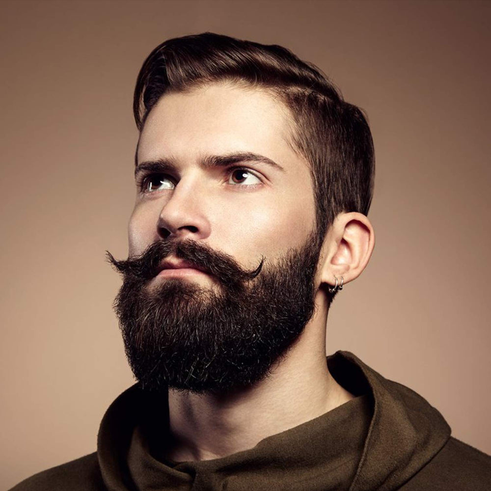 Maintien tout au long de la journée grâce à la cire moustache durable.