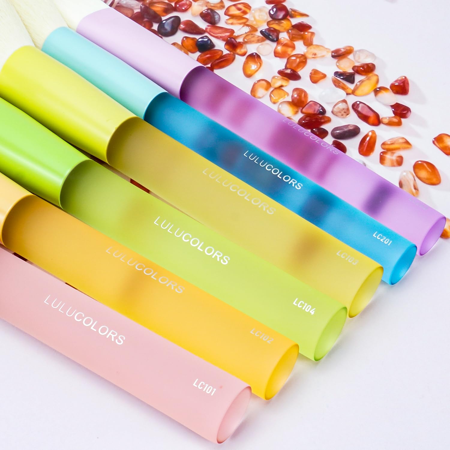 LULUCOLORS poils doux brosses yeux: tracé net et finition soyeuse.